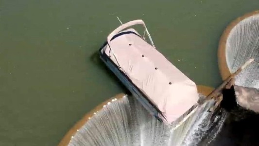 Rescate de un bote al borde de una represa