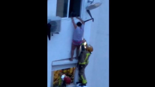 Así rescataron a una mujer que quedó colgada de una ventana