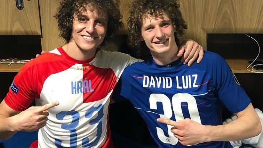 El curioso enfrentamiento de David Luiz con su doble en la Europa League
