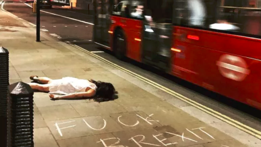 La artista que creó la "antiselfie": se saca fotos "muerta" en lugares turísticos