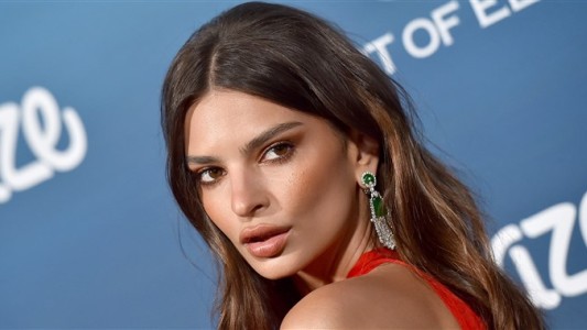 Emily Ratajkowski rompió Instagram: foto en topless y sorpresivo cambio de look