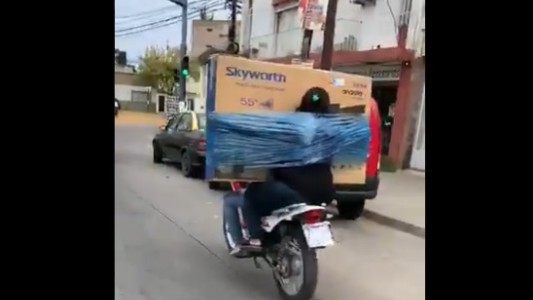 Embalados virales: se atan una TV y un lavarropas para transportarlos en moto