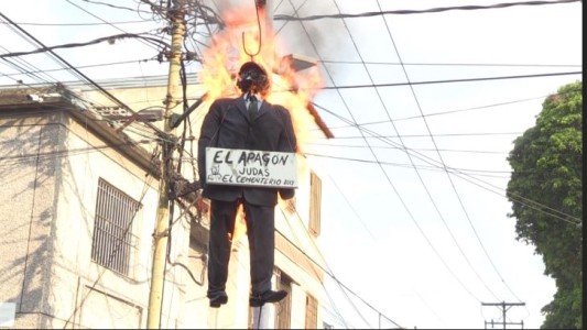 Guaidó, Maduro y "el apagón", ardieron en una fiesta popular