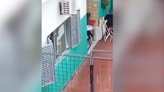 Polémica por un video de un nene comiendo bajo la lluvia en un jardín