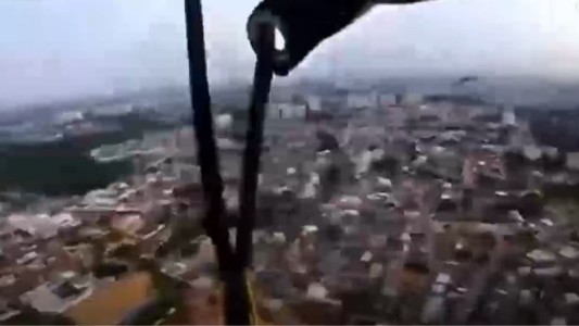 Paracaidista aterriza de emergencia y se estrella contra una pared