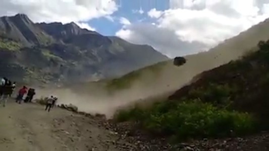 Terror en Perú: caen rocas y bloquean la ruta