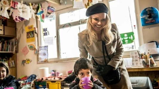 Estalló Pamela Anderson: fue a una subasta solidaria y se recaudó mas para Notre Dame que para niños pobres