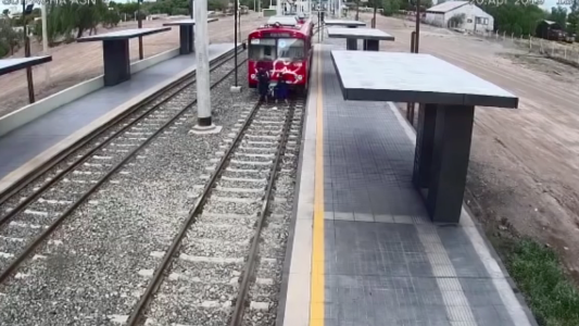 Así grafitean un tranvía en pocos segundos