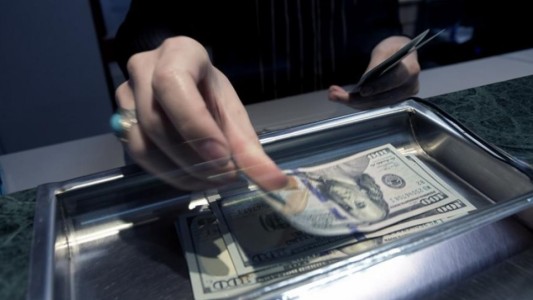 El dólar trepó a $46,80 y el Riesgo País superó los 1000 puntos