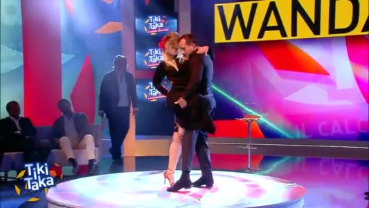 Alto blooper: Wanda Nara se cayó al piso ensayando tango