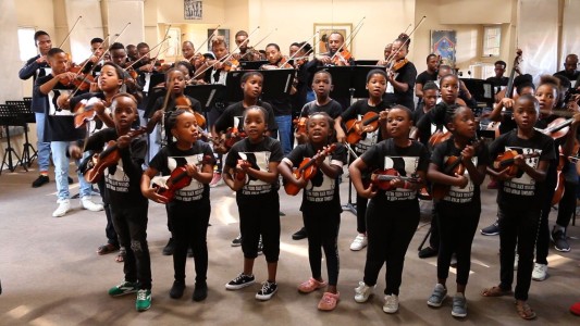 Jóvenes  sudafricanos tocan “la música de los blancos”