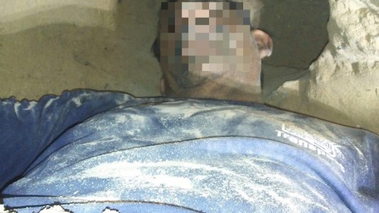 Quedó sepultado en el túnel que cavó para espiar a su exesposa