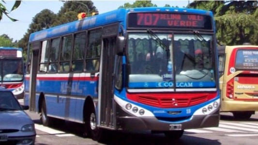 El relato de la joven que fue acosada por un colectivero: "bajo las luces y puso el cartel de 'fuera de servicio'"