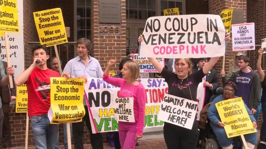 EEUU amenaza desalojar embajada venezolana si Guaidó lo dispone