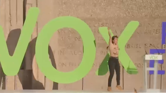 Protesta en topless contra la ultraderecha española