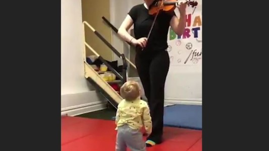 La reacción de un bebé al escuchar un violín por primera vez