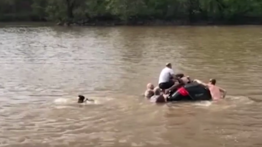 Desesperante rescate a contrarreloj: salvaron a una mujer justo antes de que su auto se hunda en un río