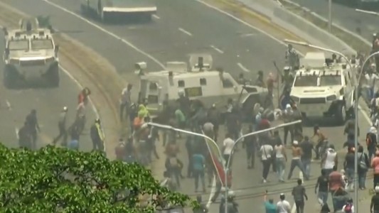 Video: tanquetas de Maduro pasaron por encima de manifestantes en Venezuela
