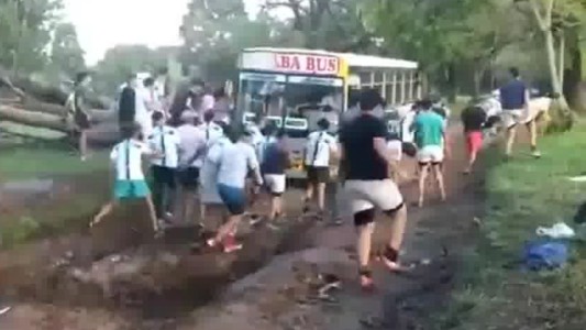 #HakaBus Un equipo de rugby le hizo un "scrum" al micro para sacarlo del barro