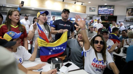 Venezolanos en Miami celebran el levantamiento de militares a favor de Guaidó