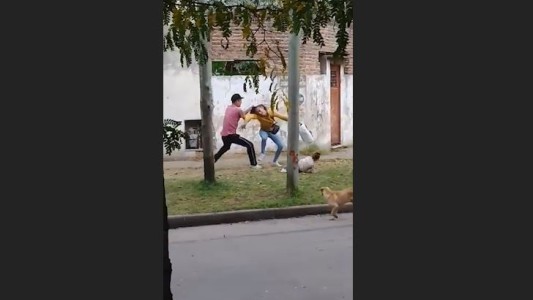 Brutal golpiza a una mujer con su hija en brazos