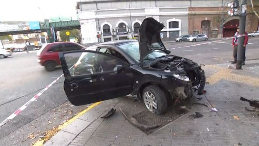 Tremendo choque en Palermo: un auto se incrustó en un local
