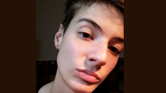 Le cuenta a su familia por whatsapp que "ya no es Ángela, es Ángel"