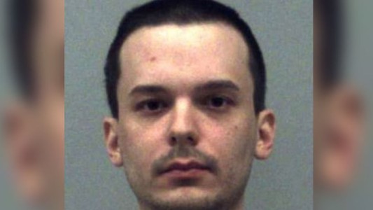 EE.UU.: quedó libre un hombre que violó a una chica y la tuvo cautiva en una jaula para perros