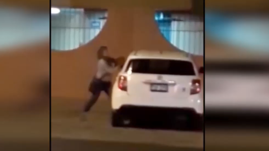 Le destrozó el auto por una infidelidad