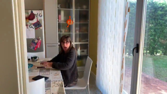 La genial reacción de una madre al ver a su hijo tras varios meses