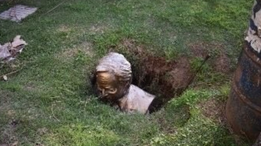 Roque Pérez: rompieron y enterraron un busto de Néstor Kirchner