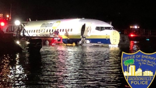 EE.UU.: un avión con 136 pasajeros cayó a un río cuando intentaba aterrizar
