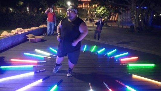 Fabrica espadas láser sólo para fanáticos de "Star Wars"