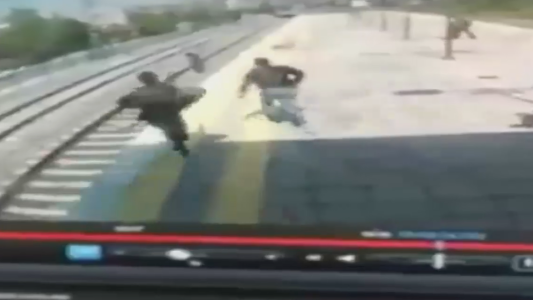 Todo un héroe: se jugó la vida por salvar a una adolescente