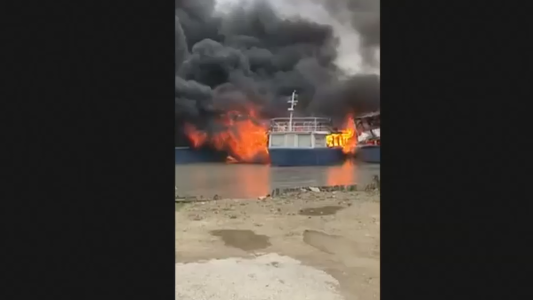 Impresionante incendio de barcos