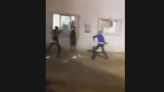 Feroz pelea de presos a la salida de la escuela