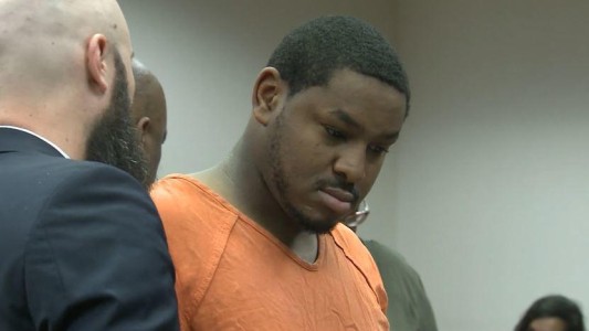 Mató a su bebé de un mes de una piña porque se enfureció al perder en un videojuego