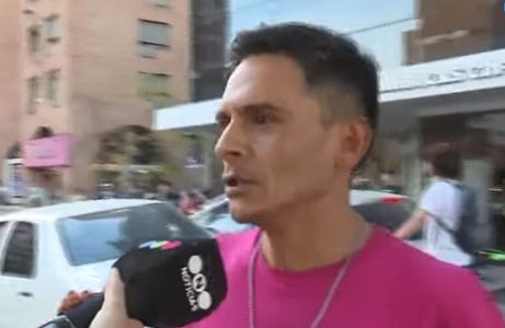 El vendedor de la calle que habla múltiples idiomas y es sensación en Córdoba
