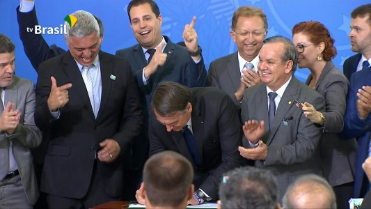 Bolsonaro flexibiliza reglas de armas para caza y tiro deportivo