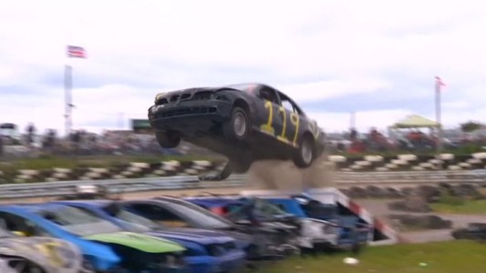 Así es el campeonato más loco de saltos de coches