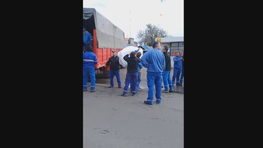 Pelea entre empleados y despedidos de una empresa