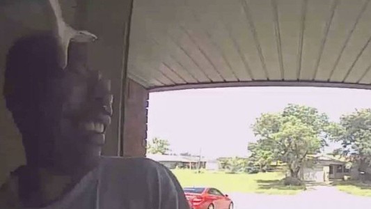 Video: el terrible momento en el que una serpiente muerde la cara de un hombre