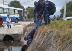 Policías salvaron a un perro que había caido a un canal