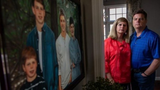 Halló a sus dos hijos en la cama muertos por sobredosis: ahora encabeza la lucha contra las drogas