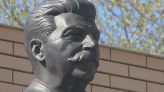 A Stalin le siguen haciendo estatuas