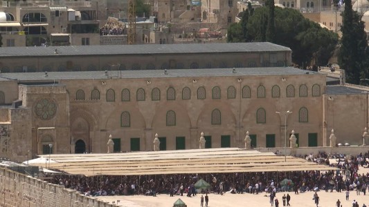 Multitudinaria oración de musulmanes en Jerusalén en viernes de ramadán