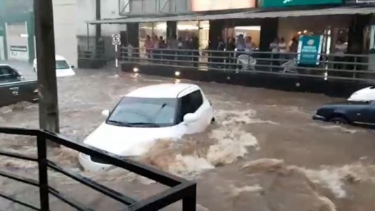 El momento en que el agua arrastra un auto en medio del temporal