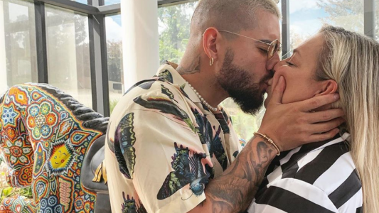 Polémico: Maluma compartió una foto besando a su mamá en la boca
