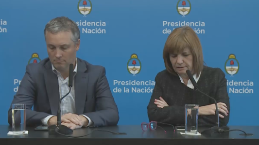 Un hombre armado en la Casa Rosada y su extraño regalo