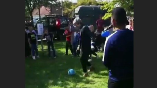 Theresa May se luce jugando al fútbol